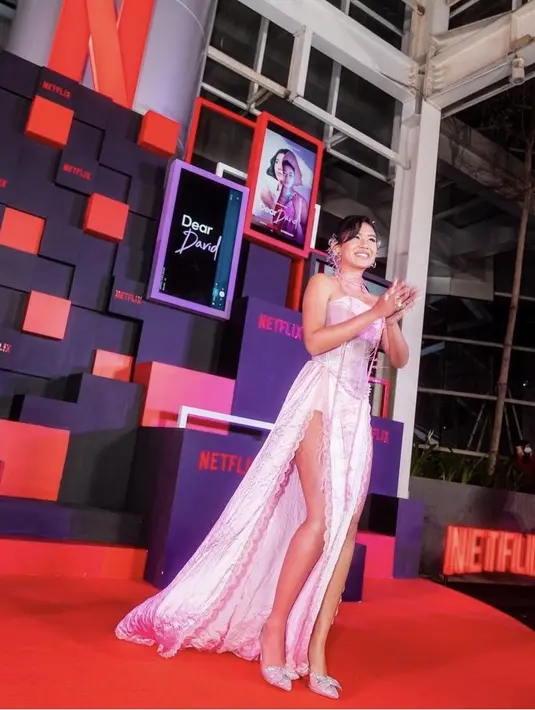 Busana tersebut dipadukan sillitoe heels dengan detail pita di bagian depan. Rambut pendeknya diikat dengan poni sampingnya. (@shenacinnamon)