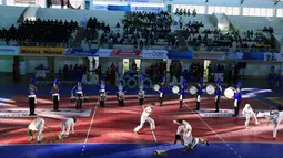Aksi capoeira mengiringi Pembukaan Proliga 2016 putaran pertama yang berlangsung di GOR Ken Arok, Malang, Jumat (19/2/2016). (Bola.com/Nicklas Hanoatubun)