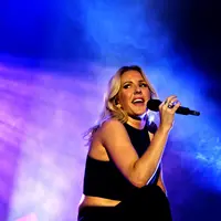 Apapun dapat terjadi ketika tampil secara live, begitu pula dengan kejadian yang menimpa Ellie Goulding tersebut. (AFP/Bintang.com)