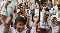 Anak-anak SD menunjukkan celengan dalam Program Petualangan Agen Penny, Cililitan, Jakarta, Selasa (10/11/2015). Program tersebut bertujuan untuk meningkatkan literasi keuangan bagi anak-anak usia Sekolah Dasar. (Liputan6.com/Immanuel Antonius)