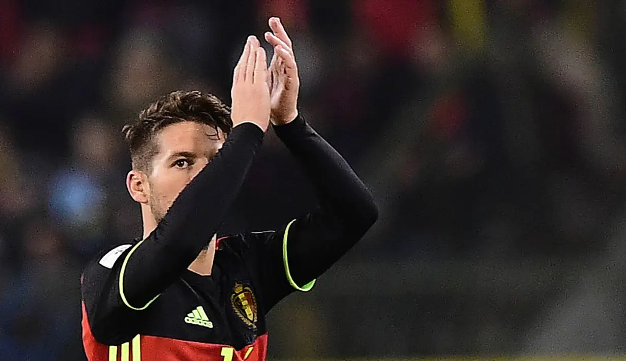 Penyerang Belgia, Dries Mertens, menyapa suporter usai membobol gawang Estonia. (AFP/Emmanuel Dunand)