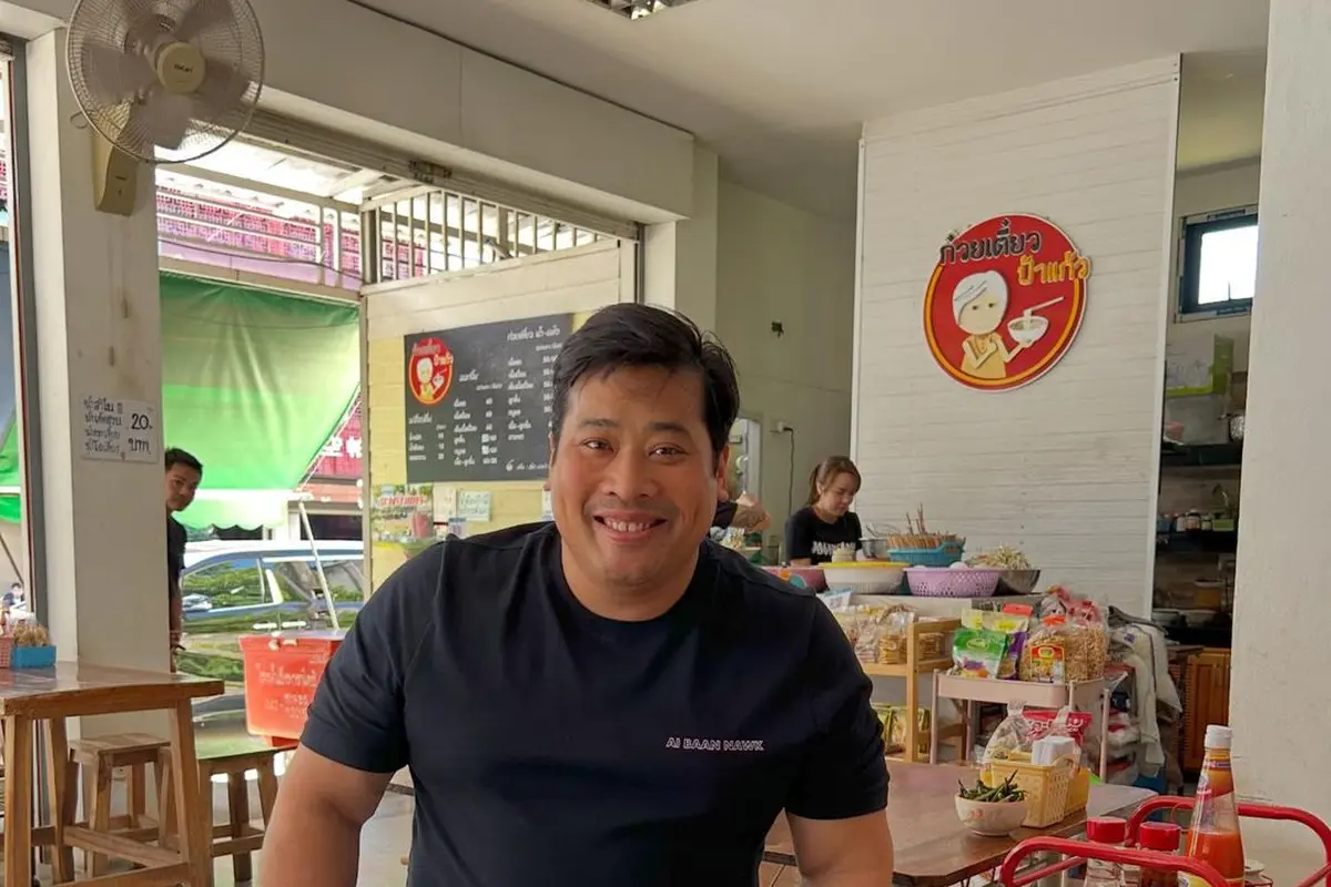 Anak Raja Thailand yang Diasingkan Kembali Pulang Kampung Sendirian, Disambut Hangat Warganet
