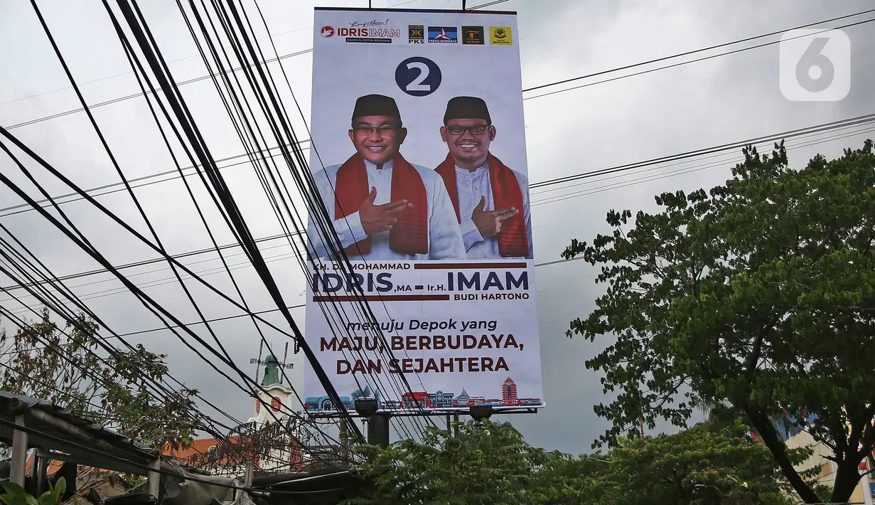 Alat peraga kampanye (APK) terlihat terpasang di kawasan Depok, Jawa Barat dan Ciputat, Tangerang Selatan, Minggu (18/10/2020). KPU Kota Tangsel dan Depok membagikan sejumlah alat peraga kampanye kepada pasangan calon Pilkada 2020 serentak. (Liputan6.com/Johan Tallo)