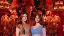 Navya Nanda dan Suhana Khan tampil memesona dengan baju etnik yang chic.  [@pinkvilla]