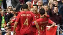 Pemain Portugal merayakan gol yang dicetak Cristiano Ronaldo ke gawang Swiss pada laga UEFA Nations League di Estadio Do Dragao pada Kamis (6/6) dini hari WIB. Portugal menang 3-1 atas Swiss. (AP/Martin Meissner)