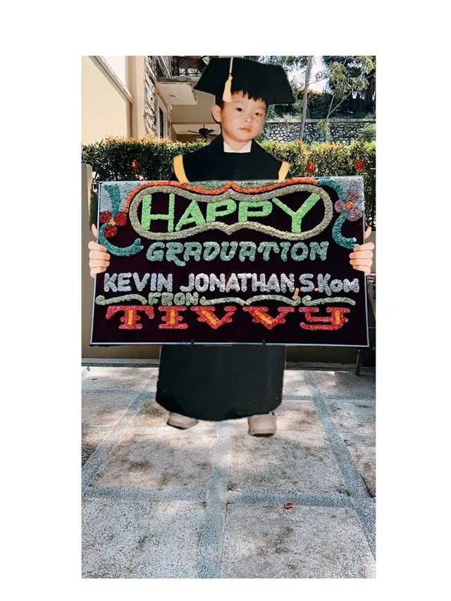 Pria Ini Minta Edit Foto Kakaknya di Depan Papan Bunga, 7 Hasilnya Kocak Abis