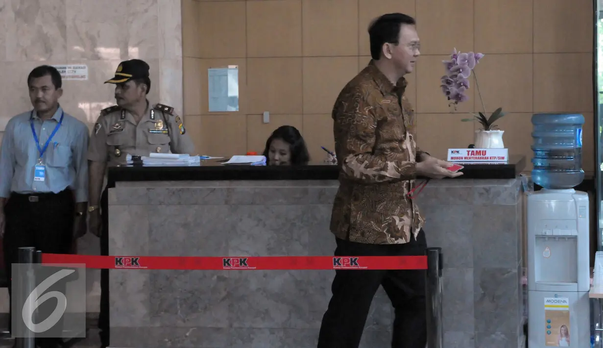 Gubernur DKI Jakarta Basuki T Purnama usai mengisi buku tamu di KPK, Jakarta, Selasa (10/5). Ahok diperiksa sebagai saksi dalam penyidikan perkara dugaan tindak pidana terkait pembahasan Raperda Pantai Utara Jakarta. (Liputan6.com/Helmi Afandi)