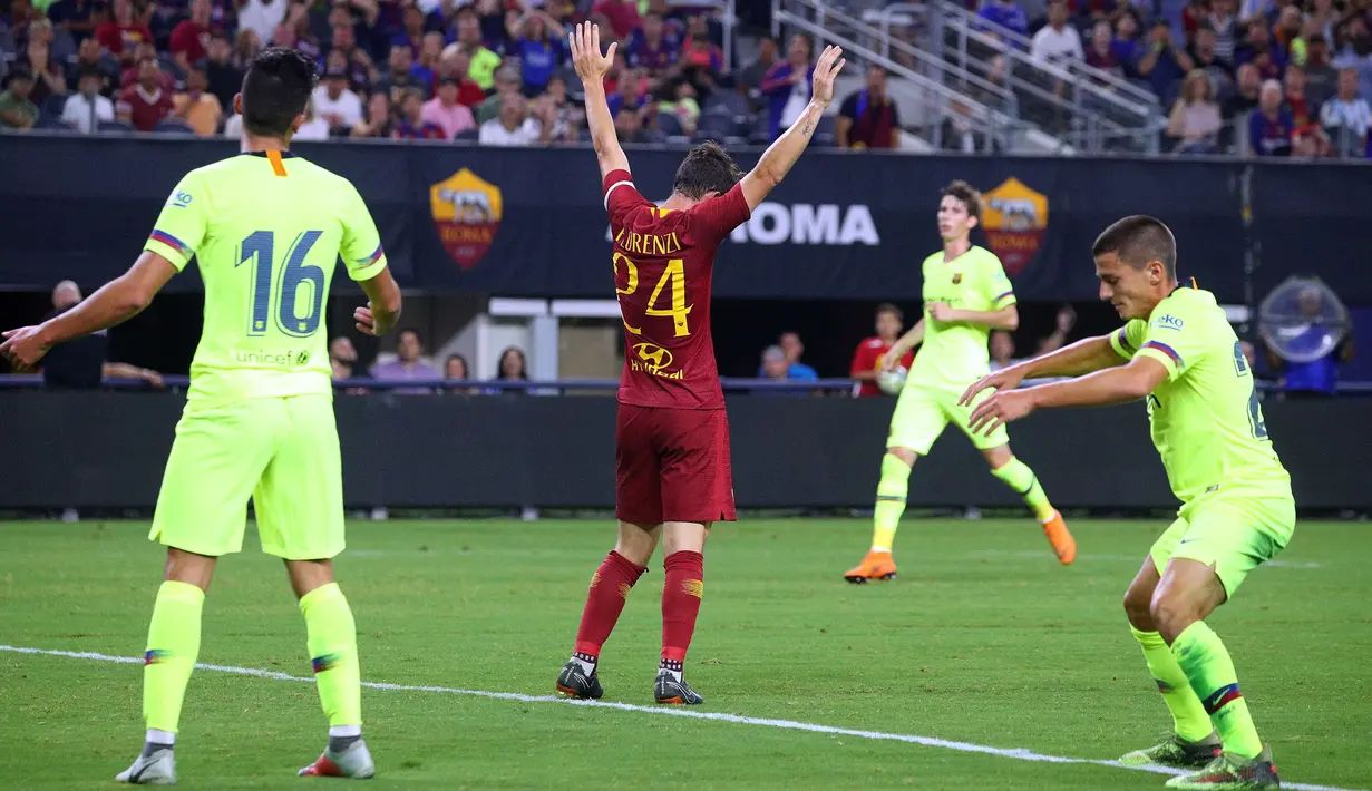 Gelandang AS Roma, Alessandro Florenzi, merayakan gol yang dicetaknya ke gawang Barcelona pada laga International Championship Cup di Stadion AT&T, Texas, Selasa (31/7/2018). AS Roma menang 4-2 atas Barcelona. (AFP/Richard Rodriguez)