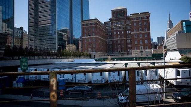 Truk yang digunakan sebagai tempat penyimpanan jenazah korban meninggal akibat COVID-19 terlihat di New York, Amerika Serikat (AS), pada 6 April 2020. (Xinhua/Michael Nagle)