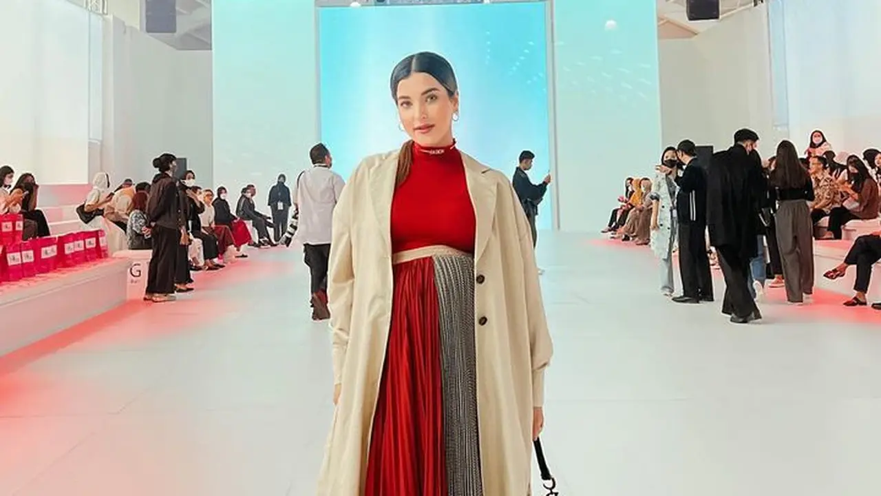 6 Potret Tasya Farasya Hadiri JFW 2023, Tetap Stylish di Usia Kehamilan 9 Bulan