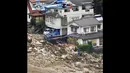 Sebuah helikopter penyelamat diterjunkan untuk membantu evakuasi korban tanah longsor di wilayah perumahan di Asaminami, Hiroshima, Jepang, (20/8/2014). (REUTERS/Kyodo)