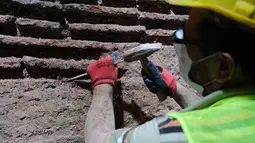 Seorang anggota tim restorasi bekerja di "Sunken Palace" (istana bawah tanah) di Istanbul, Turki (27/8/2020). Pada masanya, "Sunken Palace" bisa menyimpan hingga 100.000 ton air. (Xinhua/Osman Orsal)