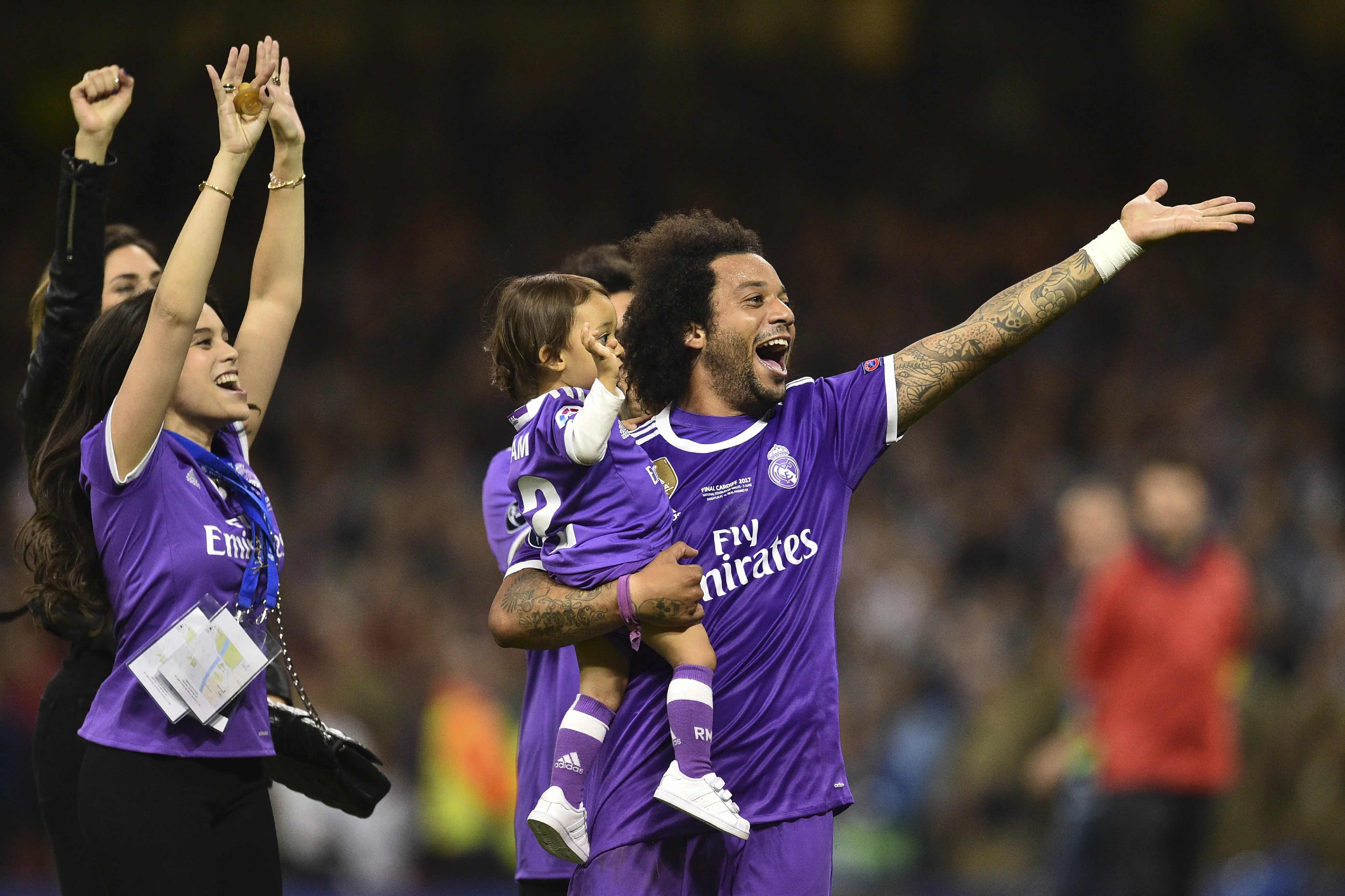 Senyum bahagia Marcelo bersama keluarganya usai Real Madrid meraih gelar Liga Champions 2016/2017. (Glyn KIRK / AFP)