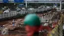 Pekerja menyelesaikan pembangunan jalur LRT seksi Cawang-Cibubur, Jakarta, Kamis (8/12). Dishubtrans DKI Jakarta menyatakan pembangunan LRT untuk persiapan Asian Games 2018 sudah memasuki tahapan pematangan lahan.(Liputan6.com/Faizal Fanani)