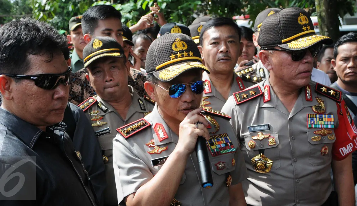 Kapolri Jenderal Tito Karnavian memberikan keterangan di lokasi ditemukannya bom aktif di Tangerang Selatan (Tangsel), Banten, Rabu (21/12). Selain menemukan tiga bom aktif, polisi juga mendapati bom pipa berada dalam ransel. (Liputan6.com/Helmi Afandi)
