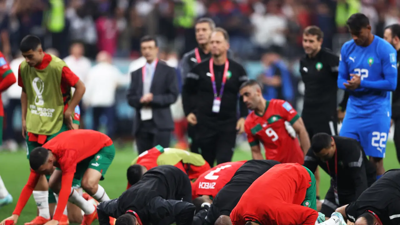 Gagal ke Final Piala Dunia, Pemain Maroko Tetap Sujud Syukur di Lapangan