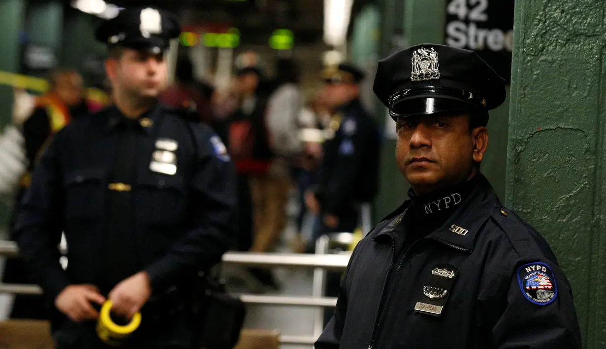Petugas NYPD berjaga di lokasi tewasnya seorang perempuan di stasiun Time Square, New York, Senin (7/11). Perempuan malang itu tewas setelah didorong ke jalur subway ketika kereta nomor 1 sedang memasuki stasiun. (REUTERS/Brendan McDermid)