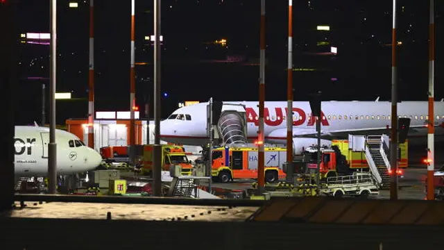 Kendaraan pemadam kebakaran tiba di lokasi dugaan penyanderaan di Bandara Hamburg, Jerman pada Sabtu 4 November 2023. (Jonas Walzberg/AP)