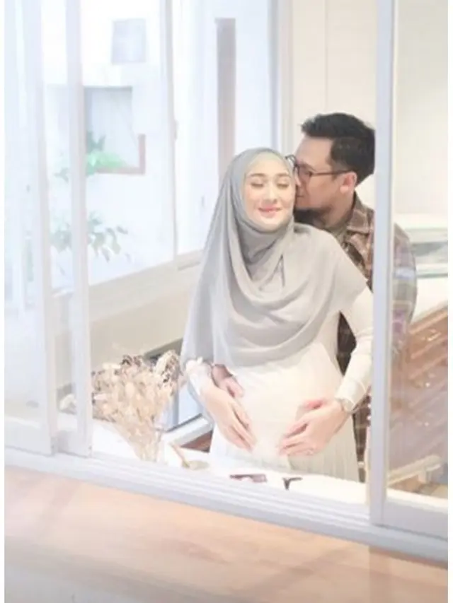 Umumkan Kehamilan, Ini 6 Potret Mesra Dian Pelangi dan Suami