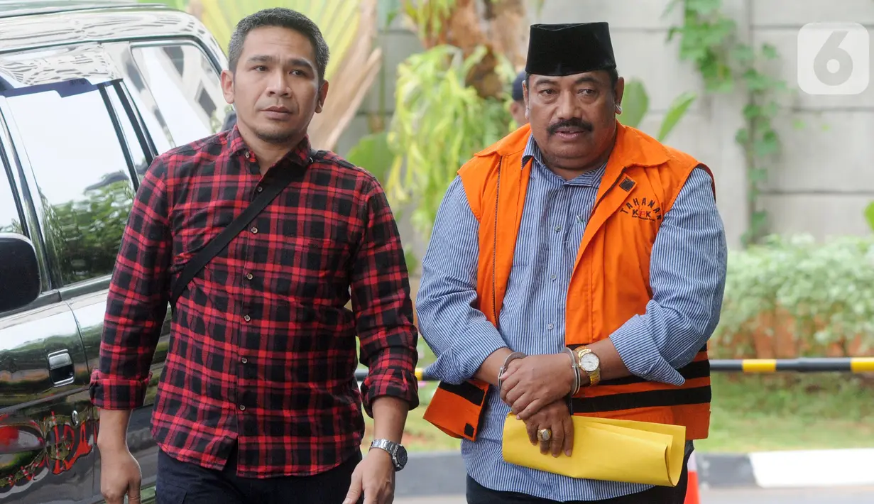 Swasta penyuap Bupati Indramayu Supendi, Carsa AS (kanan) tiba di Gedung KPK, Jakarta, Jumat (1/11/2019). Carsa AS diperiksa sebagai tersangka untuk melengkapi berkas terkait memberi suap pengaturan proyek di lingkungan Pemerintah Kabupaten Indramayu tahun 2019. (merdeka.com/Dwi Narwoko)