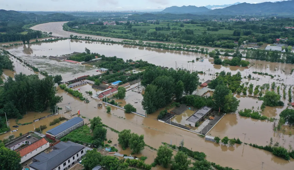 Otoritas Beijing juga telah mengeluarkan peringatan hujan dan banjir tingkat tertinggi pada Senin (28/7/2025). (ADEK BERRY/AFP)