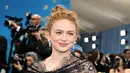 Sadie Sink tampil memukau dengan anting-anting mutiara budidaya 42,82 karat dan berlian 32,58 karat yang dipadukan dengan emas putih 18 karat dari Koleksi Haute Joaillerie, serta cincin berlian dari Koleksi Precious Lace. [dok.  Chopard]