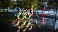 Pemandangan umum menunjukkan Cincin Olimpiade di depan Stadion Nasional, tempat utama untuk Olimpiade dan Paralimpiade Tokyo 2020, 100 hari sebelum upacara pembukaan di Tokyo pada 14 April 2021. (Charly TRIBALLEAU / AFP)