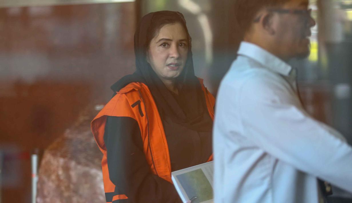 Terdapat dugaan bahwa dari kontrak senilai Rp 46 miliar, sebagian dana dialirkan kepada keluarga dan orang dekat Fadia Arafiq, dengan total mencapai sekitar Rp 19 miliar. Tampak dalam foto, tersangka kasus dugaan korupsi pengadaan barang dan jasa outsourcing (tenaga alih daya) serta lainnya di lingkungan Pemerintah Kabupaten Pekalongan untuk tahun anggaran 2023–2026, Fadia Arafiq (tengah), saat tiba di Gedung Merah Putih Komisi Pemberantasan Korupsi (KPK), Jakarta, Rabu (29/4/2026). (merdeka.com/Arie Basuki)