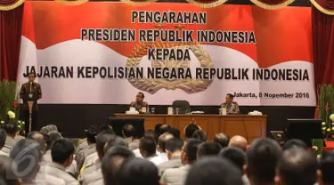 Presiden Joko Widodo (Jokowi) memberikan arahan kepada jajaran Polri terkait pengamanan negara di Auditorium PTIK, Jakarta, Selasa (8/11). Jokowi menilai Polri sudah profesional menjaga aksi demo 4 November kemarin. (Liputan6.com/Faizal Fanani)