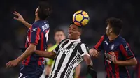 Pemain Juventus, Alex Sandro (tengah) berusaha menghalau bola dari sundulan pemain Crotone pada lanjutan Premier League di Allianz Stadium, Turin, Italy, (26/11/2017). Juventus menang 3-1. (AFP/Marco Bertorello)