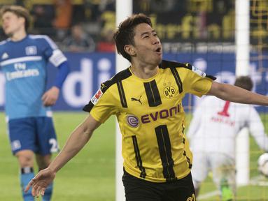 Gelandang Borussia Dortmund, Shinji Kagawa, melakukan selebrasi usai mencetak gol saat pertandingan melawan Hamburg SV di Signal-Iduna Park, Rabu (5/4/2017). Borussia Dortmund taklukan Hamburg SV dengan skor 3-0. (AP/Bernd Thissen)