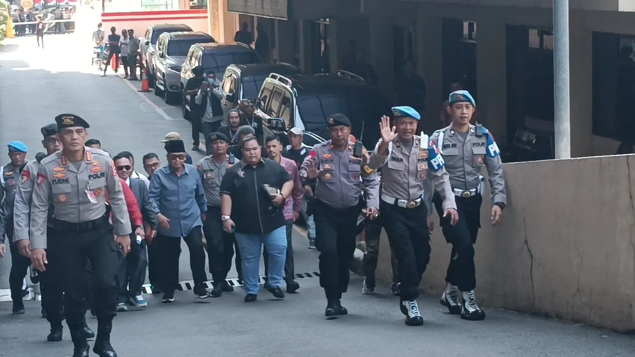 Pimpinan Pondok Pesantren Al Zaytun Panji Gumilang memenuhi panggilan polisi.