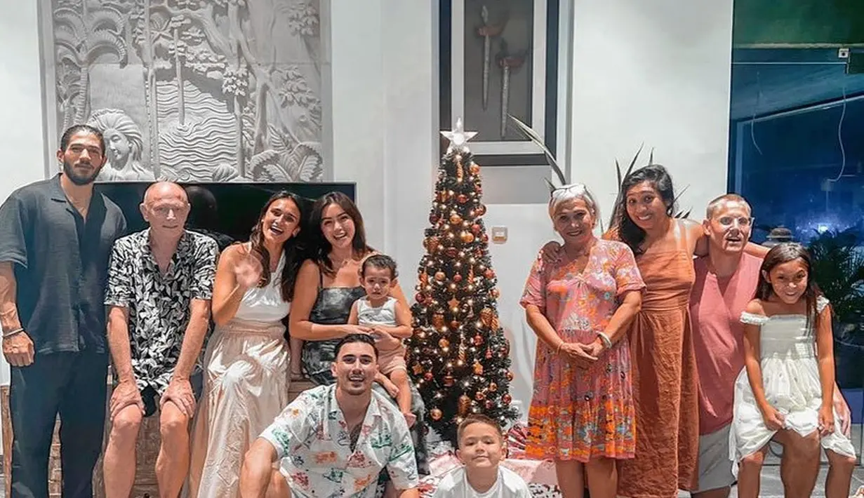 Jessica Iskandar juga merayakan Natal di rumah bersama keluarganya di Bali. Jessica Iskandar mengenakan dress hitam spaghetti strap. [@inijedar]
