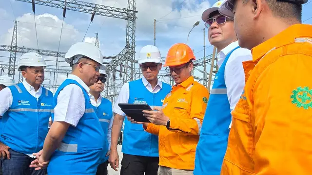 Direktur Utama PT PLN (Persero), Darmawan Prasodjo dan sejumlah direksi PLN turut mendatangi langsung UIP3BS di Pekanbaru, Riau. (Foto: PLN)