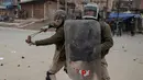 Petugas membubarkan demonstran dengan ketapel di Srinagar, Kashmir, India, Jumat (3/2). Demonstran memprotes hukuman mati yang diberikan oleh pengadilan Kolkata terhadap seorang pria Kashmir bernama Muzaffar Ahmed. (AP Photo / Dar Yasin)
