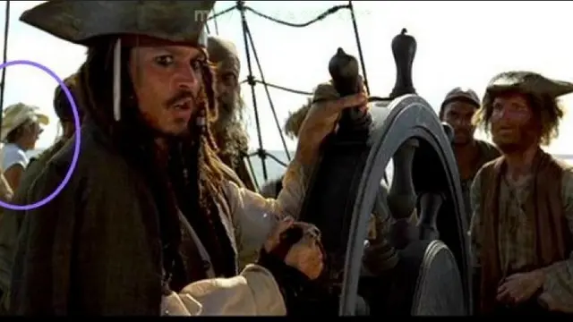 5 Penampakan 'Tak Sengaja' di Film Hollywood
