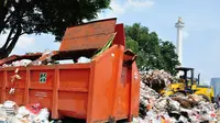 Meski telah disediakan bak penampung, namun tumpukan sampah masih terlihat berceceran di sekitar kawasan Monumen Nasional, Jakarta, (31/7/2014). (Liputan6.com/Faizal Fanani)