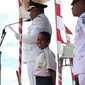 Joni, nama sapaannya, dengan berani memanjat tiang bendera akibat pengait bendera bermasalah. Video detik-detik Joni memanjat tiang bendera ini langsung viral di medsos (Twitter/@Kemlu_RI)