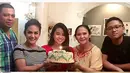 Keceriaan terpancar dari Krisdayanti. Bersyukur lebaran tahun ini, bisa bersama dengan kedua anaknya dari pernikahannya dengan Anang Hermansyah dan memberikan kejutan ulang tahun pada putrinya. (dok. Instagram)