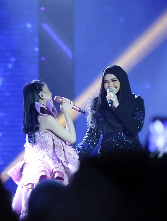 Selalu ingin bersama Indosiar, begitulah keinginan Siti Nurhaliza saat merayakan ulang tahunnya. Banyak kenangan Siti bersama stasiun televisi yang baru saja merayakan ulang tahun ke 22 tahun itu. (Nurwahyunan/Bintang.com)