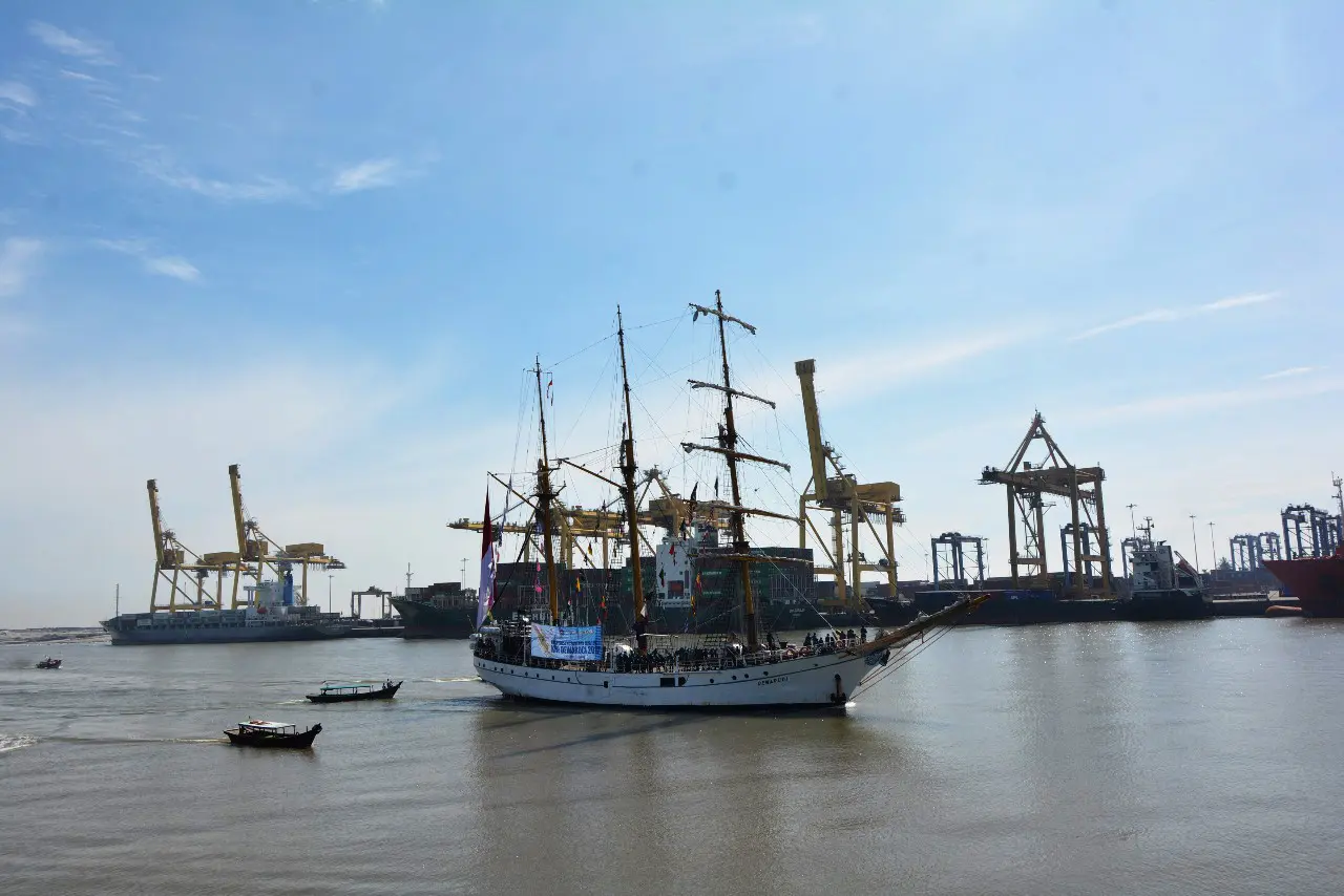 Kapal latih tiang tinggi legendaris KRI Dewaruci singgah di Pelabuhan Penumpang Bandar Deli, Belawan, Medan, Sumatera Utara. (/Reza Efendi)