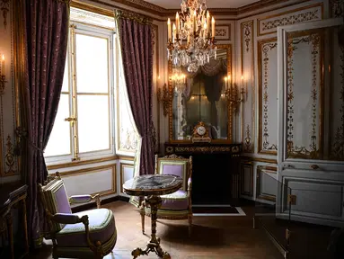 Foto ini menunjukkan bagian dari apartemen pribadi Ratu Marie-Antoinette de Habsbourg-Lorraine, istri Raja Prancis Louis XVI, di Chateau de Versailles, di Versailles, sebelah barat Paris, pada 19 Juni 2023. (Christophe ARCHAMBAULT / AFP)