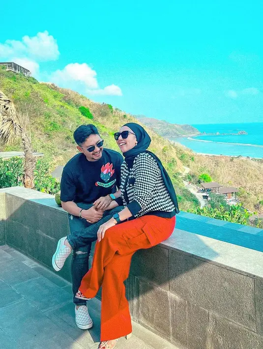 Sebelum menikah dengan Angga, Nurul telah memiliki dua anak perempuan cantik dari pernikahan sebelumnya. Bersama keluarga barunya, Angga lebih fokus merintis bisnis. [Instagram/anggawijaya88]