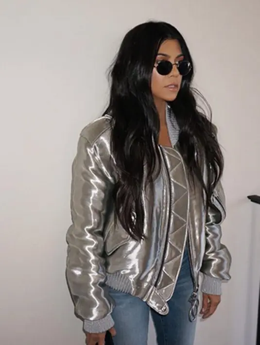 Melansir PEOPLE, Kourtney mengatakan kue tersebut harus ada di perayaan natal dan tahun baru. Lantaran itu ia selalu menyempatkan diri membuatkan kue itu untuk anak-anaknya. (Instagram/Kourtneykardashian)