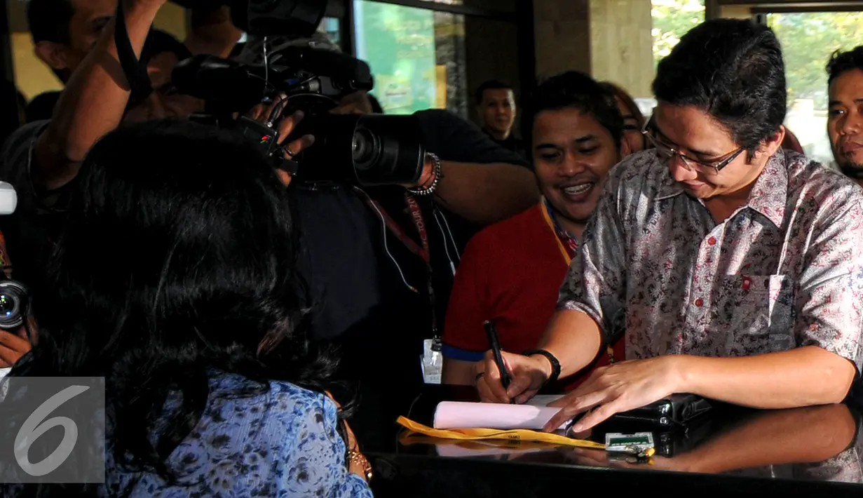 Sigit Purnomo alias Pasha Ungu melaporkan harta kekayaannya ke KPK, Jakarta, Jumat (24/7/2015). Pelaporan tersebut sebagai syarat karena dirinya maju sebagai calon Walikota Palu. (Liputan6.com/Yoppy Renato)