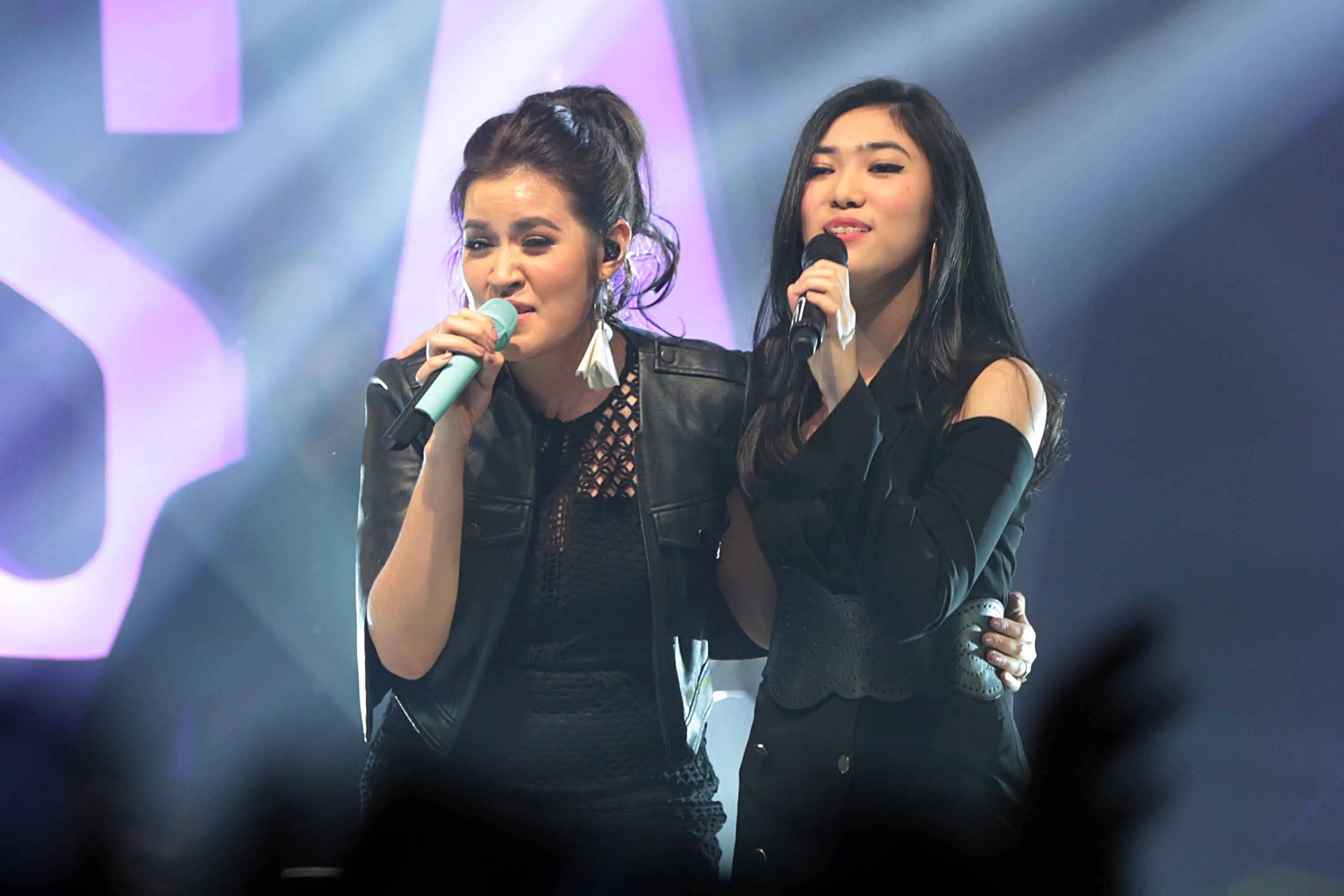 Dua penyanyi solo wanita Raisa dan Isyana Sarasvati berduet dalam meluncurkan single. Rabu (5/4) malam, keduanya menggelar showcase demi menghibur para penggemar keduanya, YouRaisa dan Isyanation. (Deki Prayoga/Bintang.com)