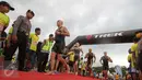 Peserta memasuki trek berlari saat mengikuti Herbalife Bali International Triathlon 2016 di Sanur, Bali, Minggu (14/8). Sebanyak 1754 peserta dari 26 negara, ikut dalam lomba tersebut. (Liputan6.com/Made Anto)