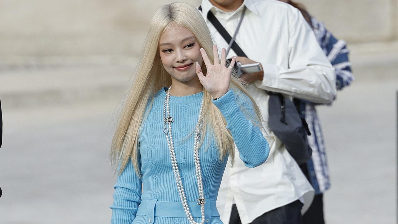 Jennie BLACKPINK Eksis Bergaya Tanpa Celana di Paris Fashion Week 2024, Rambut Pirangnya Bikin Penasaran