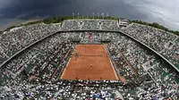 Suasana pertandingan antara petenis Serbia, Novak Djokovic melawan petenis Argentina, Diego Schwartzman pada Prancis Terbuka 2017 di Stadion Roland Garros, Paris, Jumat (02/06/2017). (AFP/Christophe Simon)