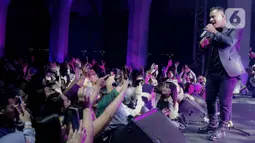 Penyanyi Judika tampil dalam konser yang bertajuk 'Rindu Kamu yang Dulu' di The Pallas SCBD, Jakarta, Jumat (14/2/2020). Dalam penampilannya Judika membawakan 10 lagu diantaranya, Sampai Akhir, Sampai Kau Jadi Milikku, dan Malaikat. (Liputan6.com/Faizal Fanani)